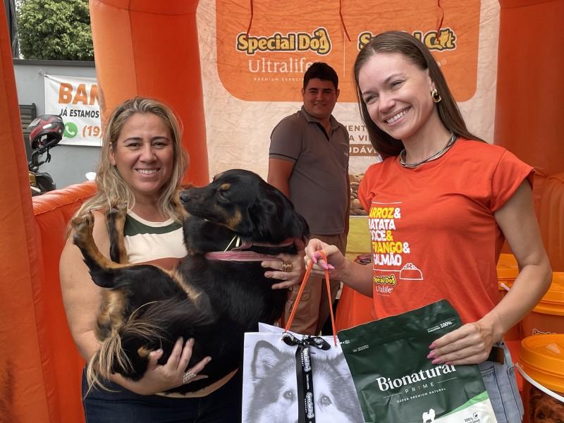 Cães são adotados em feira do Canil Municipal