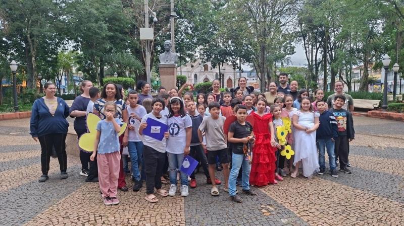 Alunos da rede municipal homenageiam Gustavo Teixeira com apresentações